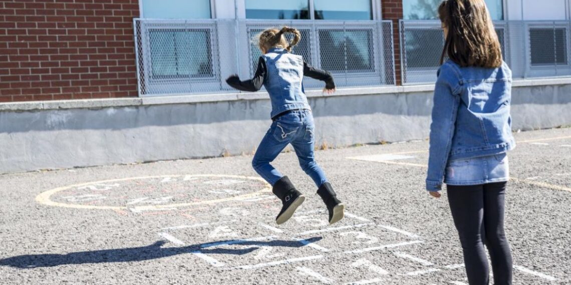 patio colegio ninos jugando