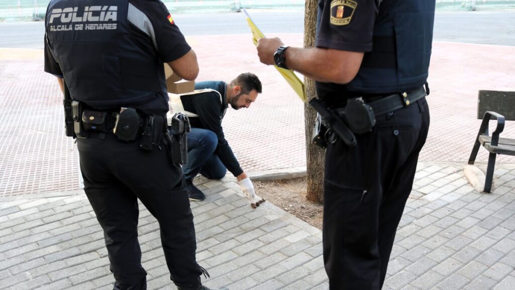 El Ayuntamiento intensifica el control del ADN canino y ya ha impuesto 347 sanciones en Alcalá 1 recogida muestras adn canino