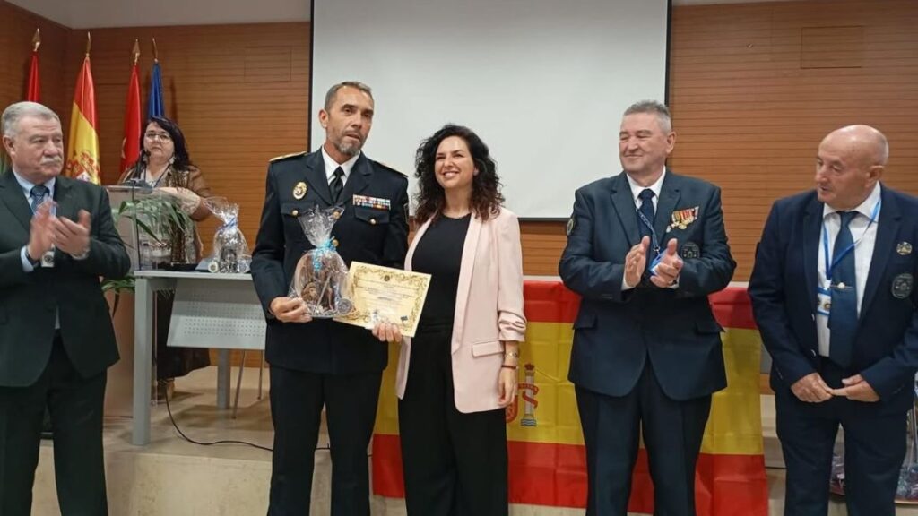 La Asociación de Policías Veteranos distingue a la Agencia de Seguridad y Emergencias 112 en Alcalá por su labor de coordinación y respuesta 1 reconocimiento asem112