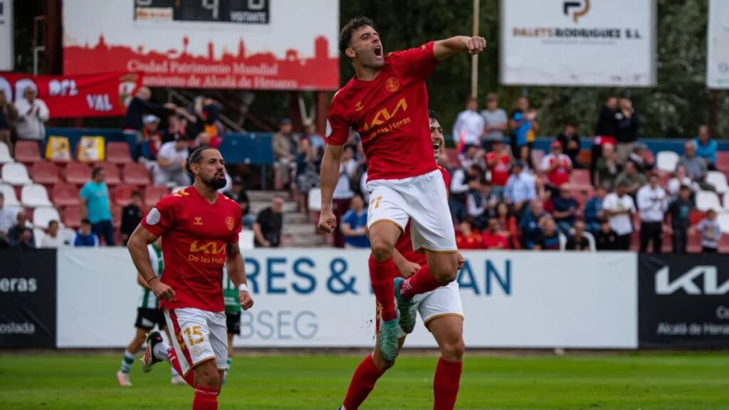 El RSD Alcalá vuelve a El Val con oficio y vence al Quintanar del Rey con gol de Javi Hernández 1 rsd alcala celebracion gol el val