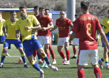 Dos zarpazos en dos minutos condenan al RSD Alcalá en su estreno aéreo en Canarias