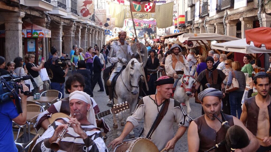 Consulta el plano del Mercado Cervantino 2025 y organiza tu visita por Alcalá 2 sancho y quijote desfile mercado cervantino