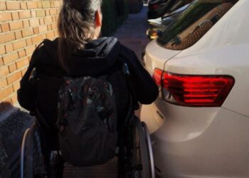 Una imagen que incomoda: la AV Reyes II saca a la luz las barreras a las que aún se enfrentan las personas con movilidad reducida