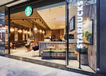 Starbucks reabre en Alcalá Magna con 11 empleos y donación inaugural al proyecto escolar de Cruz Roja