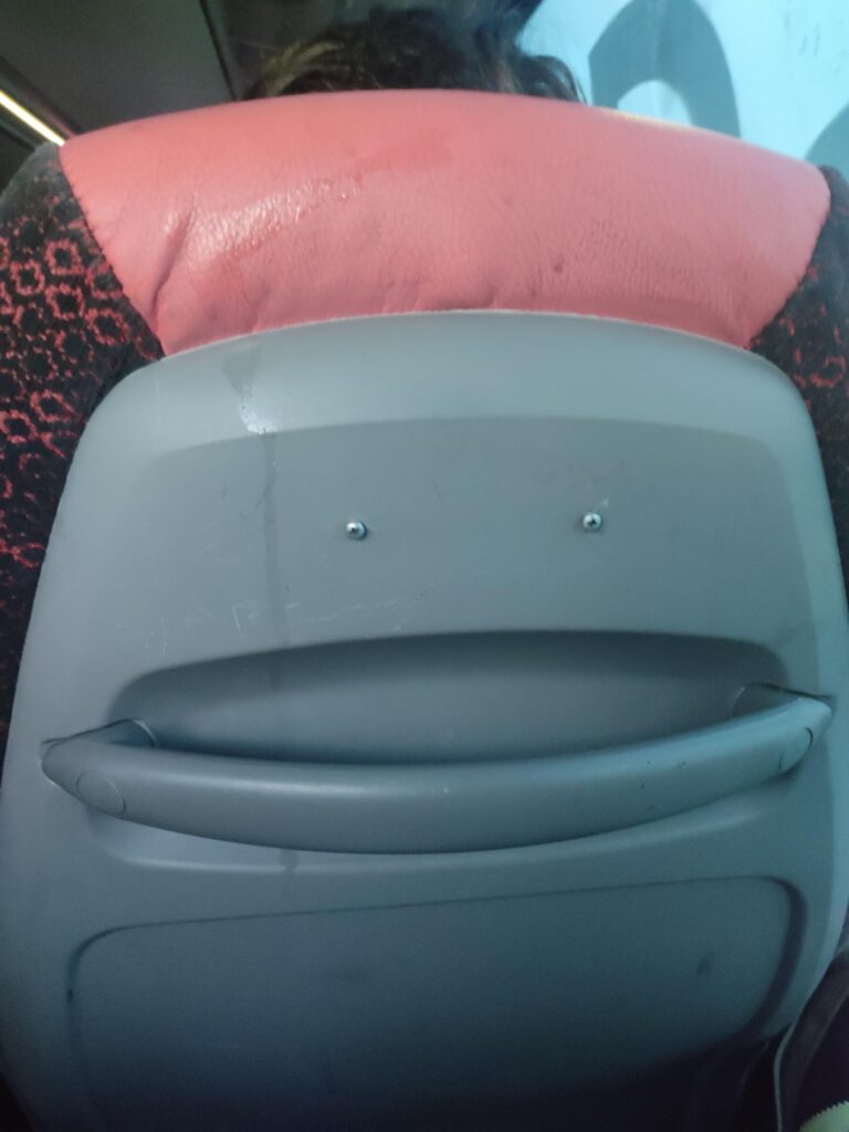 Usuarios denuncian el deterioro y la falta de limpieza en los autobuses interurbanos 2 578408969 1882869412665678 3109912084840129141 n