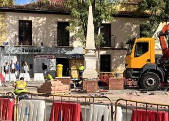 La Fuente de los Cuatro Caños vuelve al centro de su plaza tras las obras del eje urbano