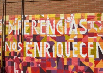 “Las diferencias nos enriquecen”: El CEIP Antonio Machado celebra la diversidad con un mural colaborativo