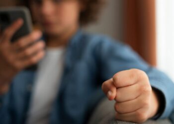 El ciberacoso aumenta en adolescentes y cambia la convivencia escolar dentro y fuera de las aulas