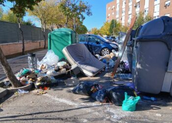 La acumulación de basura y enseres en puntos de Espartales reabre el debate sobre la limpieza en el barrio