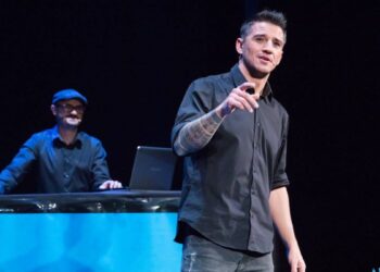 Nene y Borjita Mazos llevan ‘Alcalá Me Mata’ y su humor inconfundible al IES Antonio Machado 4 Nene y Borjita Mazos llevan ‘Alcalá Me Mata’ y su humor inconfundible al IES Antonio Machado