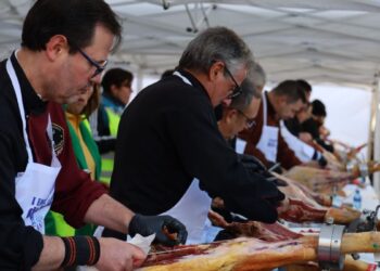 El primer encuentro solidario de cortadores de jamón moviliza a Alcalá en apoyo a la lucha contra la ELA