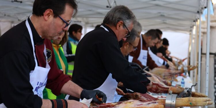 El primer encuentro solidario de cortadores de jamón moviliza a Alcalá en apoyo a la lucha contra la ELA 1 Imagen: Ayuntamiento de Alcalá de Henares