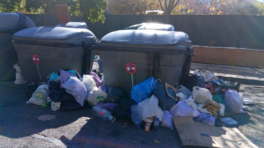 cubo basura bolsas fuera