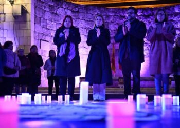 Alcalá recuerda a las víctimas de violencia machista con un encendido de velas en las Ruinas de Santa María