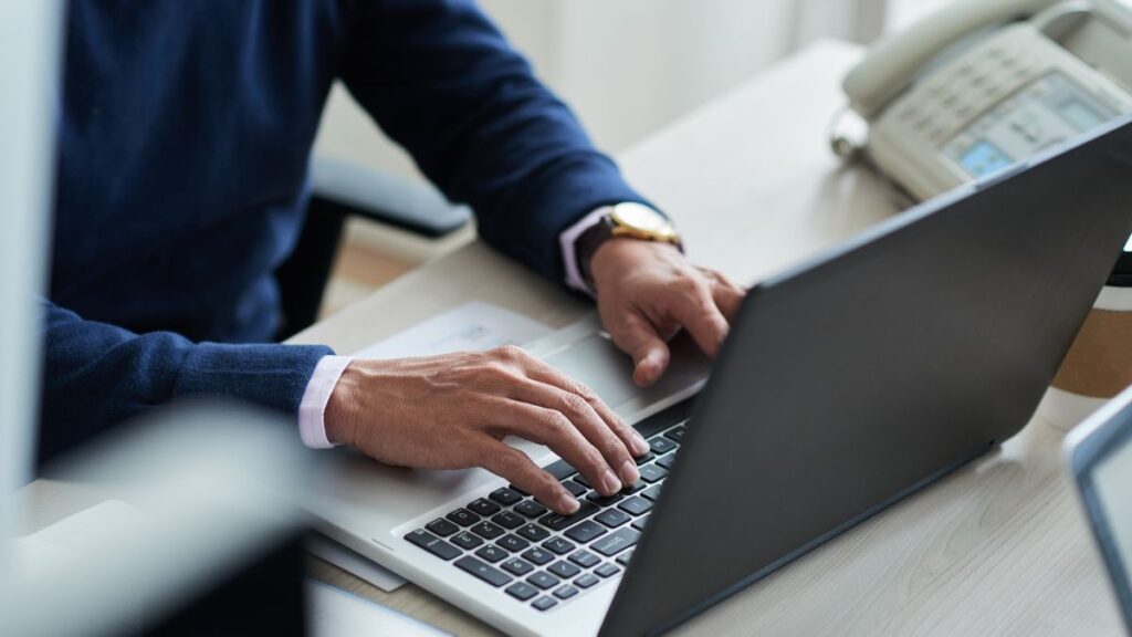hombre laptop