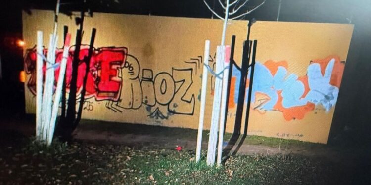La Policía Local identifica a varios jóvenes tras unas pintadas en mobiliario urbano y una pista de pádel 1 pintada mobiliario urbano