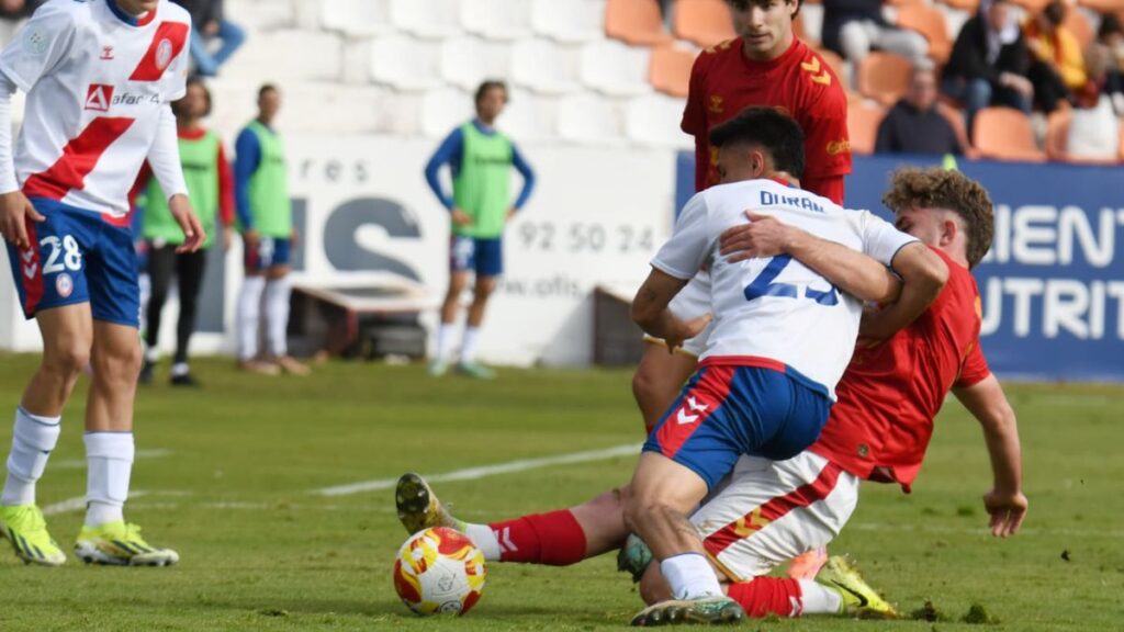 Un penalti y la superioridad del líder condenan al Alcalá a su primera derrota en El Val 1 rsd alcala mahadaonda