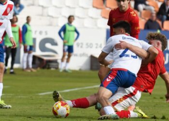 Un penalti y la superioridad del líder condenan al Alcalá a su primera derrota en El Val