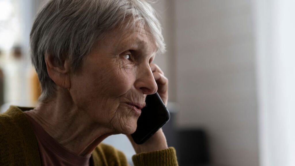 “Le llamamos del banco”: así funciona la estafa telefónica que vuelve a afectar a cientos de personas 1 senior smartphone