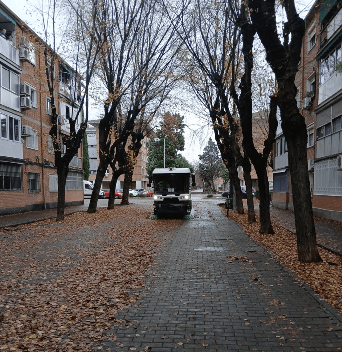 Alcalá de Henares refuerza su servicio de limpieza ante la caída de la hoja 2 BARRIDO CAIDA DE HOJA