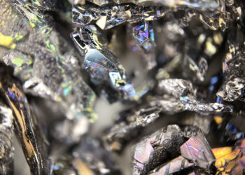 La UAH analiza el papel de los minerales críticos en la tecnología y la transición energética global