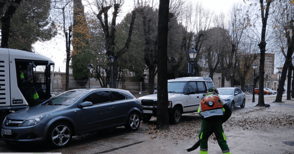 Alcalá de Henares refuerza su servicio de limpieza ante la caída de la hoja 4 SOPLADOR 2 CAIDA HOJA
