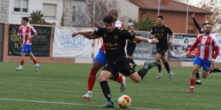 La RSD Alcalá se diluye en Navalcarnero tras un primer tiempo impecable y cae con dos zarpazos finales 1 Foto: Víctor García / RSD Alcalá