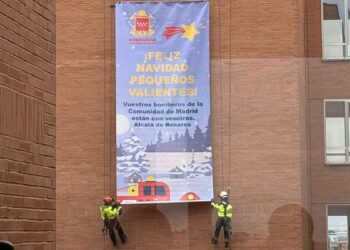 Los bomberos sorprenden a los niños ingresados en el Hospital Príncipe de Asturias con un descenso desde la azotea