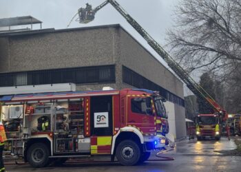 Los bomberos controlan un incendio en una nave industrial de productos cárnicos en el parque empresarial La Garena