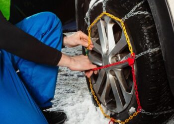 Las autoridades recomiendan preparar el coche ante del riesgo de hielo y nieve en carretera al inicio de las vacaciones de Navidad