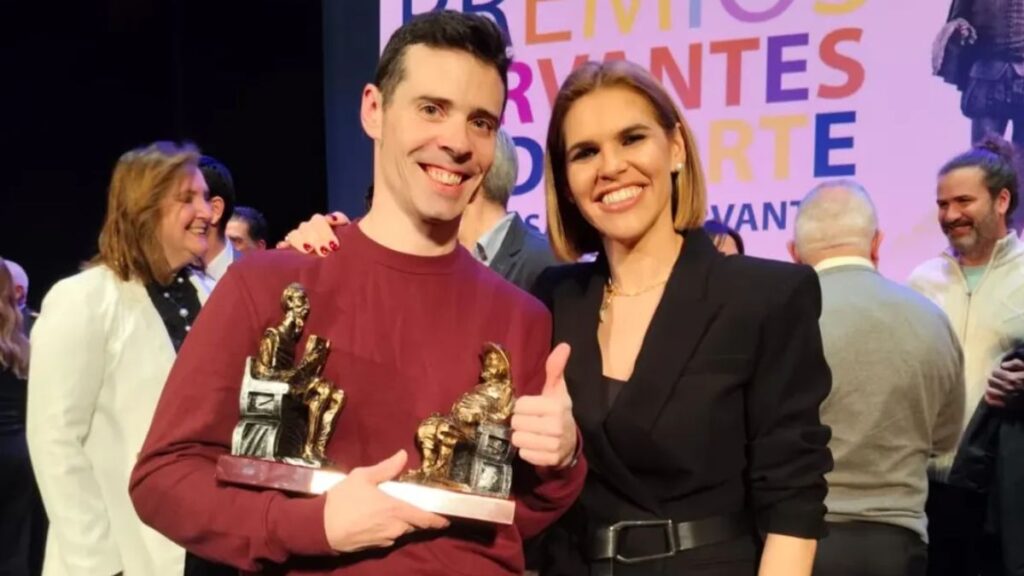 Carlos Marco, del Club Sagitta de Alcalá, recibe el Premio Cervantes al Deporte por su compromiso con valores inclusivos 1 carlos sagitta premio cervantes deporte