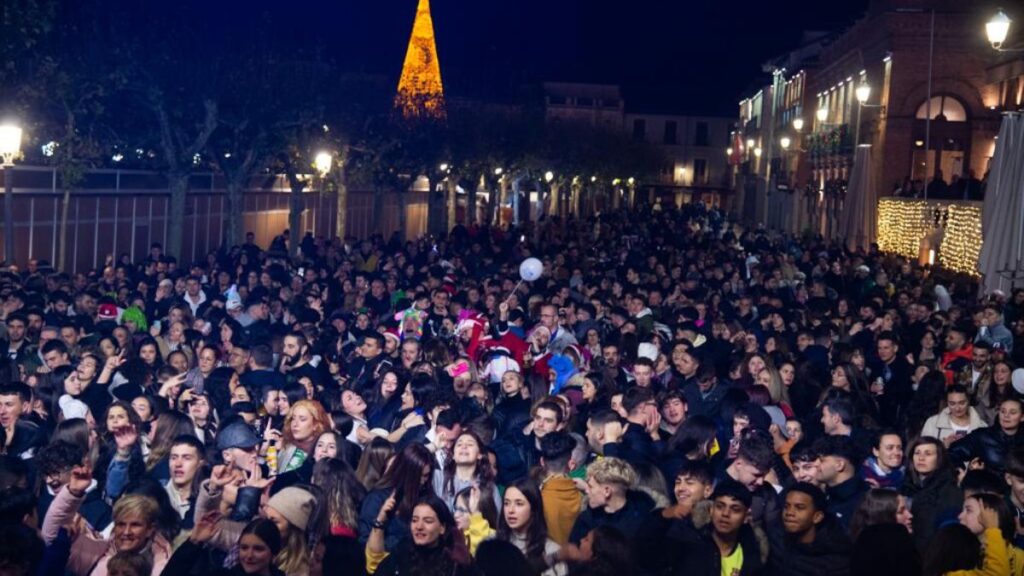 La Plaza de Cervantes adelanta la Nochevieja con preuvas solidarias, música en directo y entrega de cheques benéficos 1 fiesta preuvas