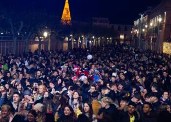 La Plaza de Cervantes adelanta la Nochevieja con preuvas solidarias, música en directo y entrega de cheques benéficos