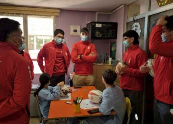 El Rugby Alcalá mantiene su tradición navideña y reparte balones entre los niños ingresados en el Hospital Príncipe de Asturias