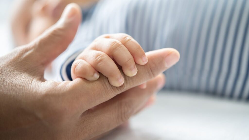 Miles de familias recibirán avisos del INSS para solicitar las dos semanas retribuidas de cuidado infantil 1 mama bebe