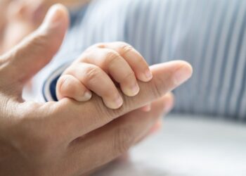 Miles de familias recibirán avisos del INSS para solicitar las dos semanas retribuidas de cuidado infantil
