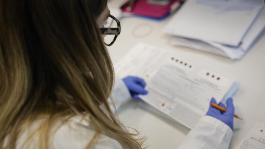 Desarrollan una espuma de poliuretano que frena el fuego, reduce el humo y limita bacterias 1 mujer investigacion