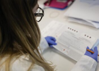 Desarrollan una espuma de poliuretano que frena el fuego, reduce el humo y limita bacterias