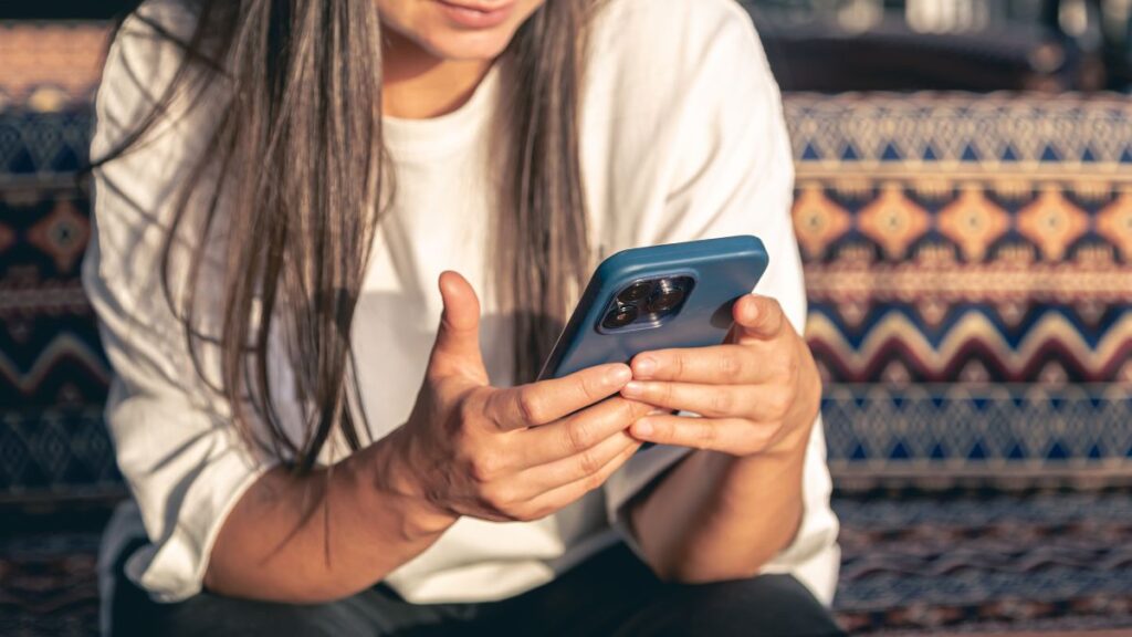 BBVA alerta de nuevos SMS fraudulentos que simulan transferencias urgentes y buscan robar claves y códigos 1 mujer iphone