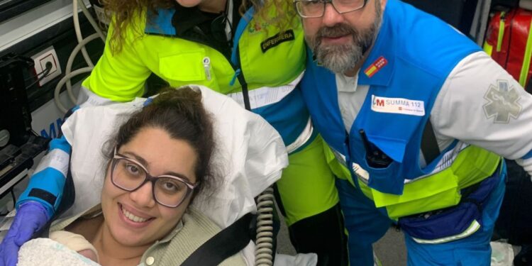 Una mujer da a luz en su domicilio con la ayuda de una vecina en Alcalá de Henares 1 Imagen: 112