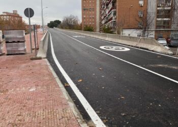 El puente de la Avenida de Daganzo reabre al tráfico, pero la pasarela peatonal sigue cerrada por obras pendientes
