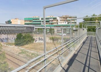Un vecino frena el intento de suicidio de un joven en un puente sobre las vías del Cercanías de Alcalá