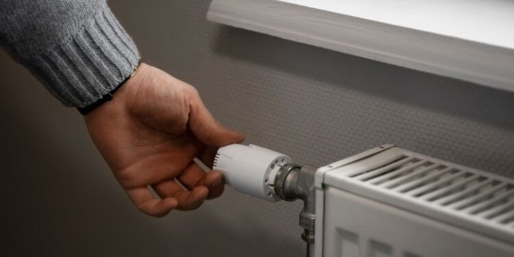 El bono social térmico llegará en 2026 a miles de hogares en situación de vulnerabilidad 1 radiador