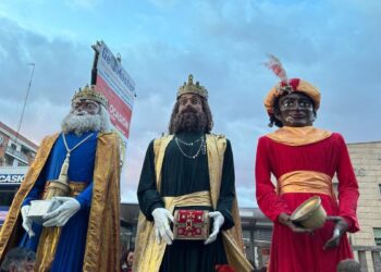 Gigantes, carteros reales y música llenan los barrios durante la primera semana de vacaciones de Navidad