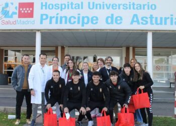 La RSD Alcalá visita la planta de Pediatría del Hospital Príncipe de Asturias para llevar regalos y apoyo a los niños ingresados