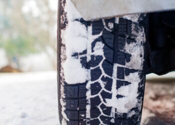 Cadenas obligatorias, carriles restringidos y carreteras cerradas: así cambia la circulación cuando llega la nieve