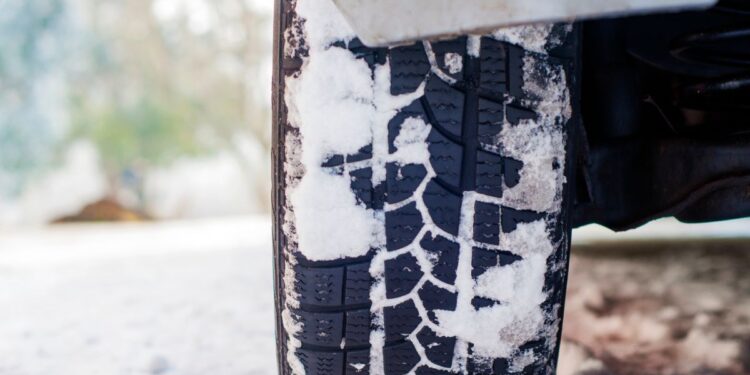 Cadenas obligatorias, carriles restringidos y carreteras cerradas: así cambia la circulación cuando llega la nieve 1 Dragana_Gordic - Freepik