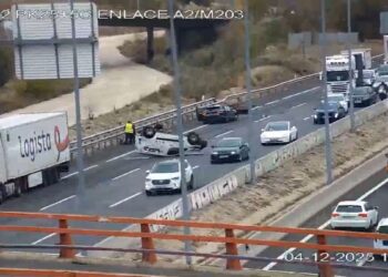 Un siniestro con un coche volcado en la A-2 causa importantes retenciones en la entrada a Torrejón desde Alcalá