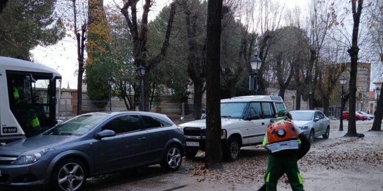 Alcalá de Henares refuerza su servicio de limpieza ante la caída de la hoja 1 soplador caida hoja