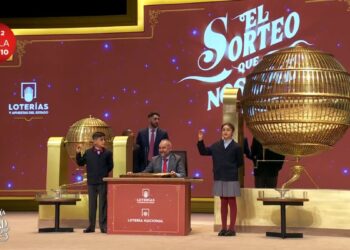 El tercer premio de la Lotería de Navidad 2025, reparte 50.000 euros por décimo y cae muy repartido